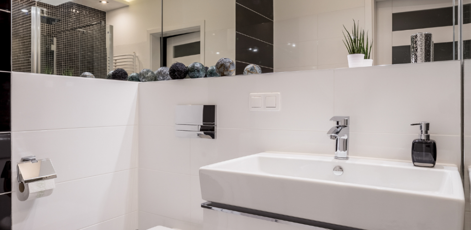 Bathroom Layout with Mirrored Wall